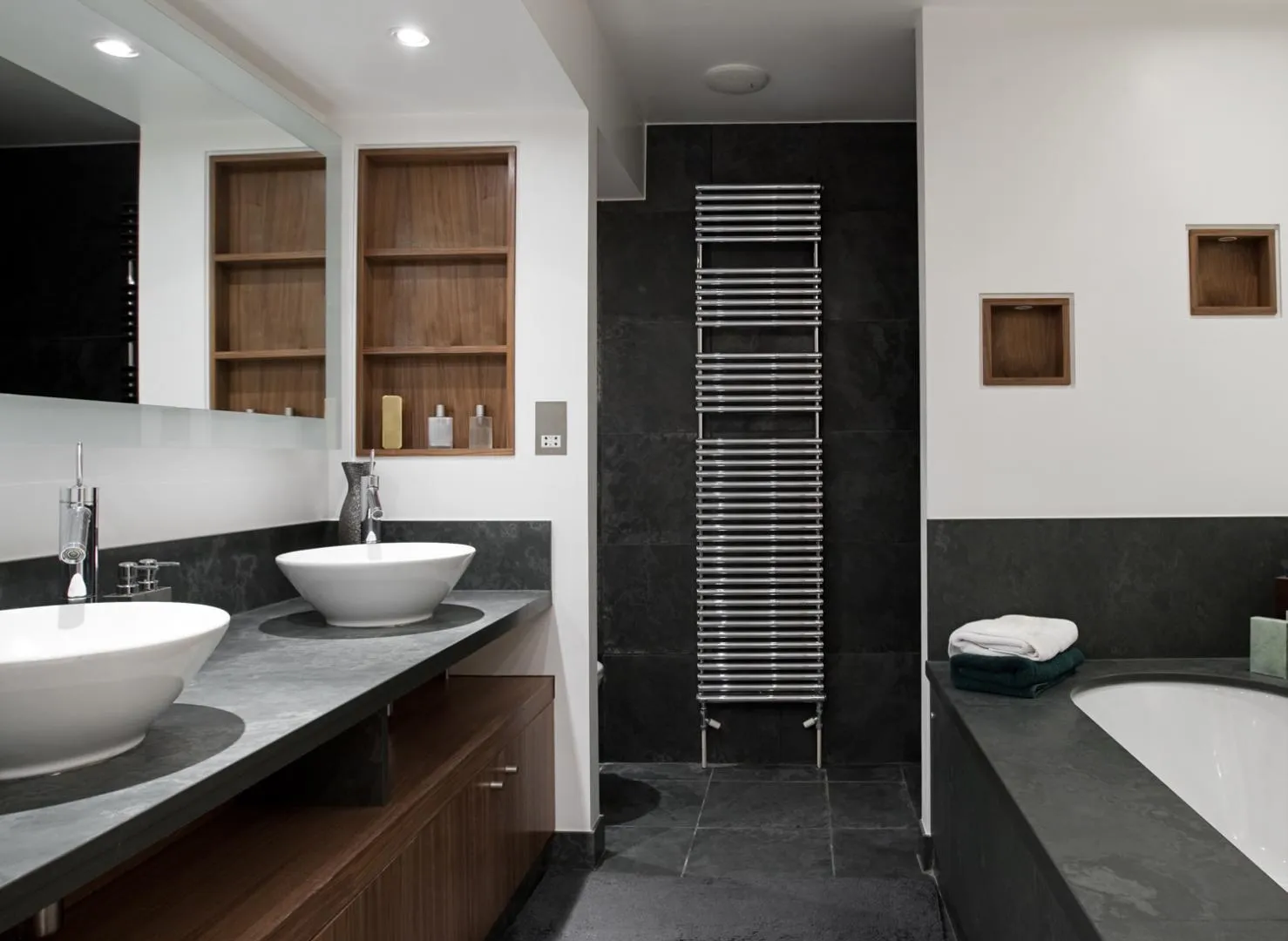 Salle de bain moderne design avec double vasque posée, plan de travail en pierre noire