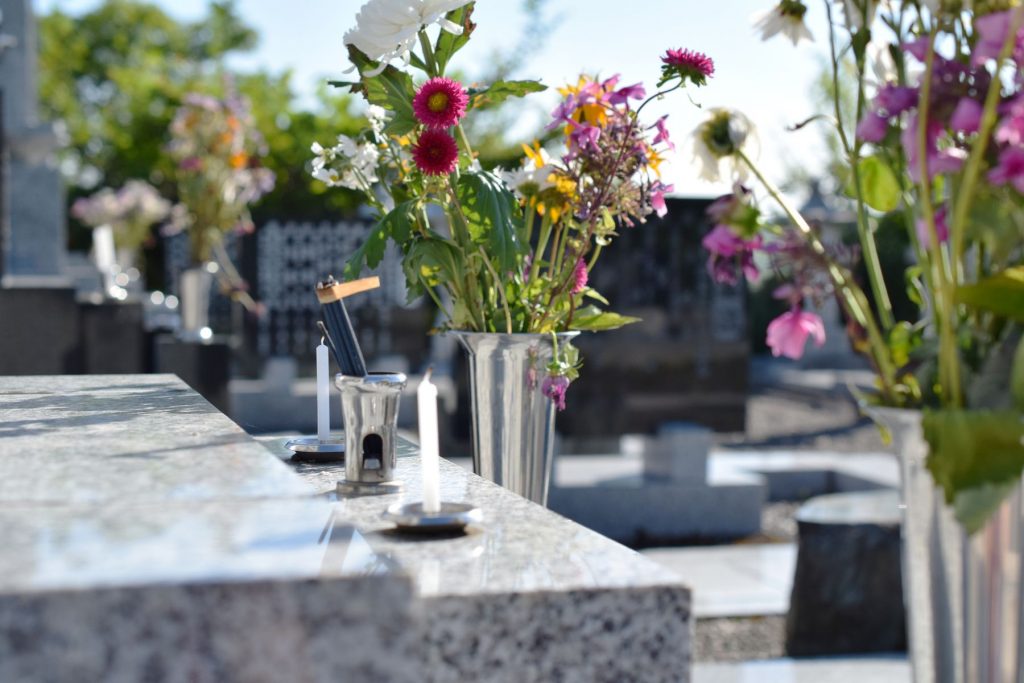 vases dans un cimetiere